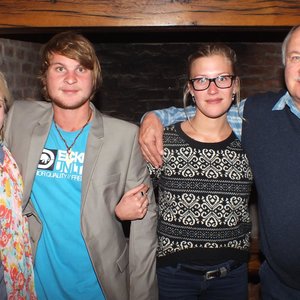  Vlnr is Karli van Straten, Dickie Chivell, Sanchia Chivell en Wilfred Chivell tydens â€˜n Mariene-aand waartydens hulle wedervaringe aan die Nieu-Seelandse Kuslyn aan gaste oorgedra is